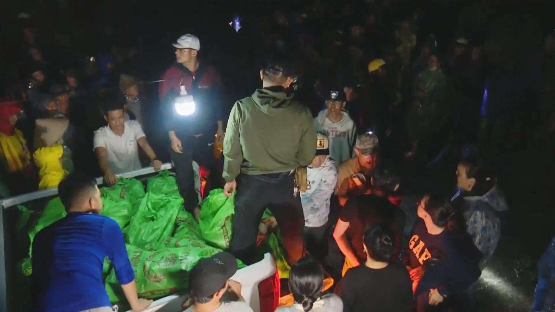 Những chuyến hàng xuyên đêm về vùng lũ 